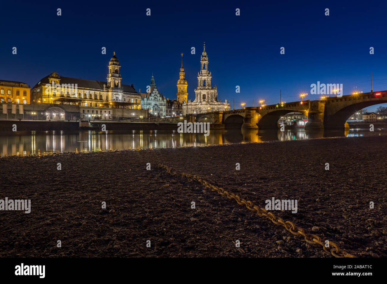 Dresden, die Hauptstadt des Bundeslandes Sachsen, zeichnet sich durch ihre renommierten Kunstmuseen und die klassische Architektur der rekonstruierten Stock Photo