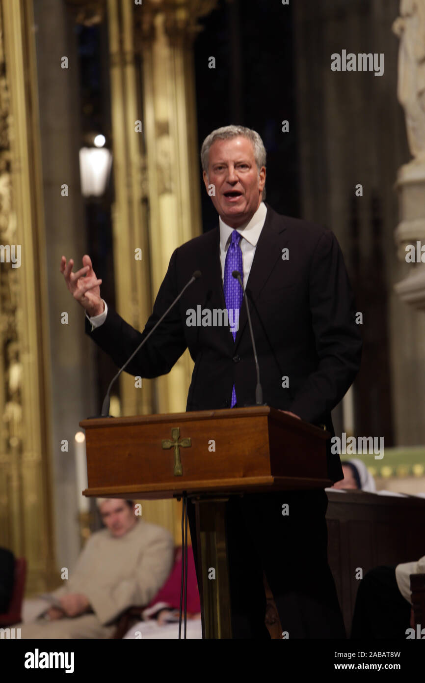 New York, NY, USA. 26th Nov, 2019. New York City Mayor Bill De Blasio along with Arch Bishop of New York Cardinal Timothy Michael Dolan and other religious leaders deliver remarks during the Thanksgiving Prayer Service for Remembrance and Recommitment at St. Patrick's Cathedral on November 26, 2019 in New York City. Credit: Mpi43/Media Punch/Alamy Live News Stock Photo