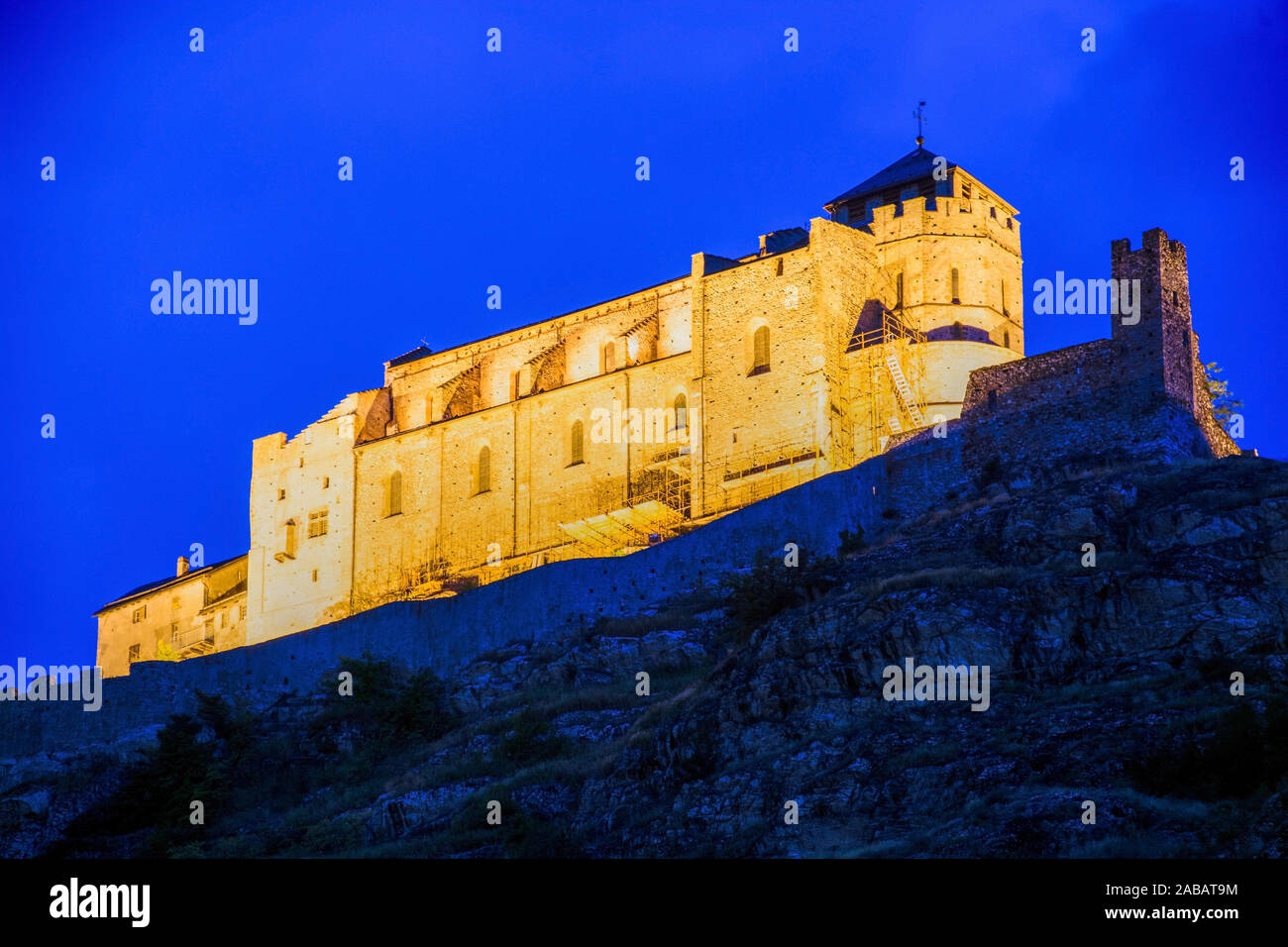 Das Schloss Tourbillon ist eine Burgruine in Sitten im Schweizer Kanton Wallis. Stock Photo