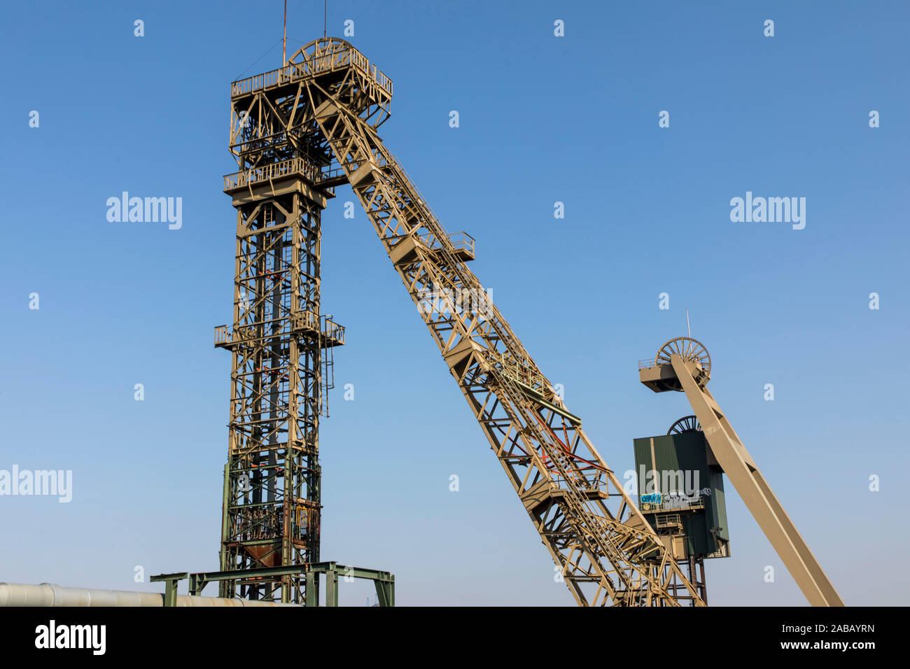 Ehemalige Schachtanlage, Kohlenbergwerk Zeche Niederberg, in Neukirchen-Vluyn, Brachfläche, übergebliebene Fördergerüste und einige Übertageanlagen, Stock Photo