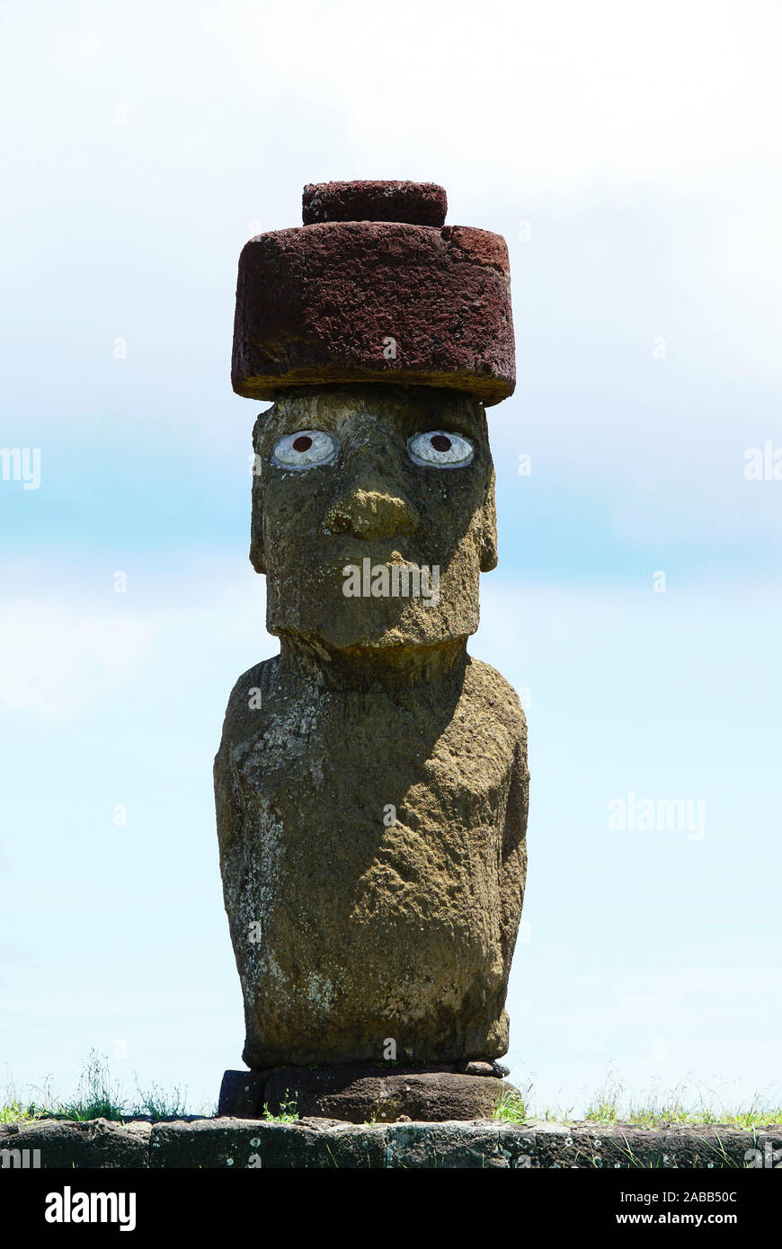 Moai on Easter Island, Rapa Nui; Valparaíso Region; Chile; Isla de Pascua. Aha Tahai ceremonal complex. This Moai, Ko Te Riku, is the only one with pa Stock Photo