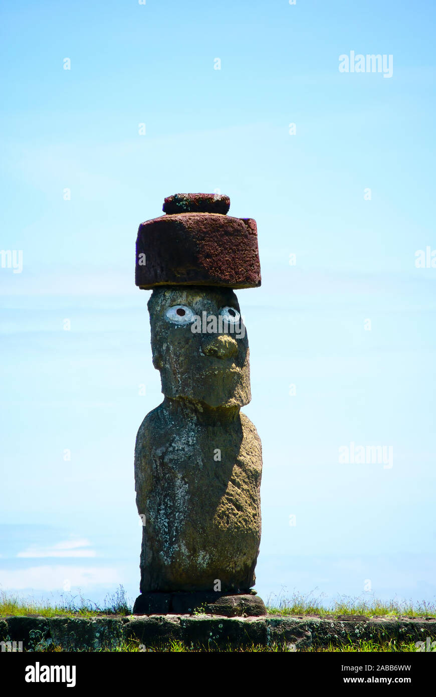 Moai on Easter Island, Rapa Nui; Valparaíso Region; Chile; Isla de Pascua.  Aha Tahai ceremonial complex. This Moai, Ko Te Riku, is the only one with p Stock Photo