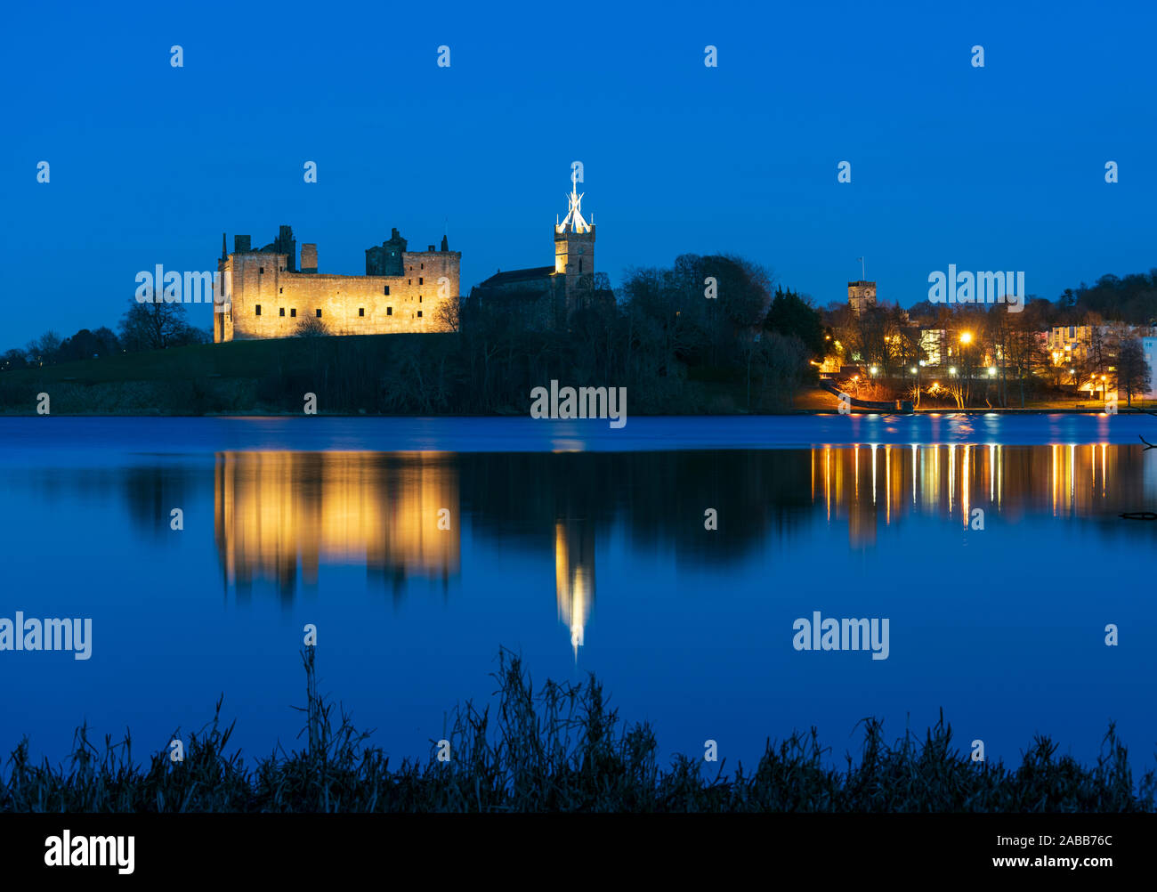 View of Linlithgow Palace at night in Linlithgow, West Lothian, Scotland, UK. Birthplace of Mary Queen of Scots. Stock Photo