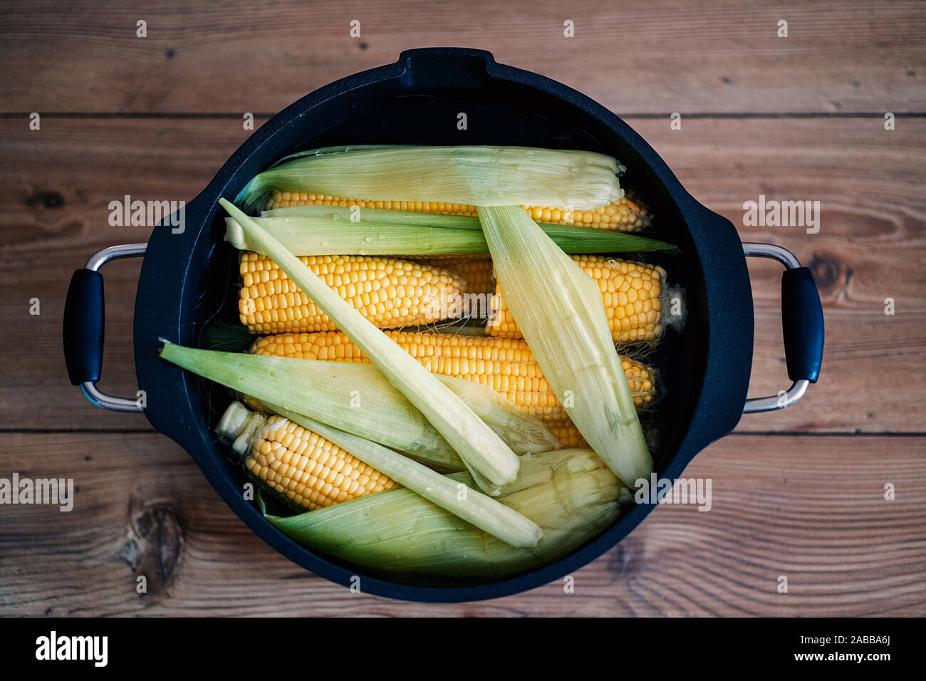 Варить початках в кастрюле. Сколько мин варить кукурузу в початках молодую. Пикантная кукуруза. Как правильно варить молодую кукурузу. Boil Corn.