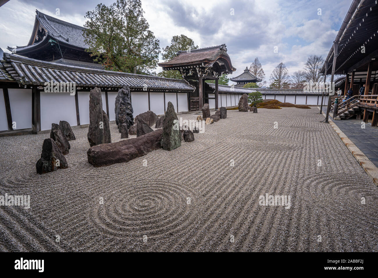 Japanese traditional Zen gravel garden at Tofukuji Stock Photo Alamy