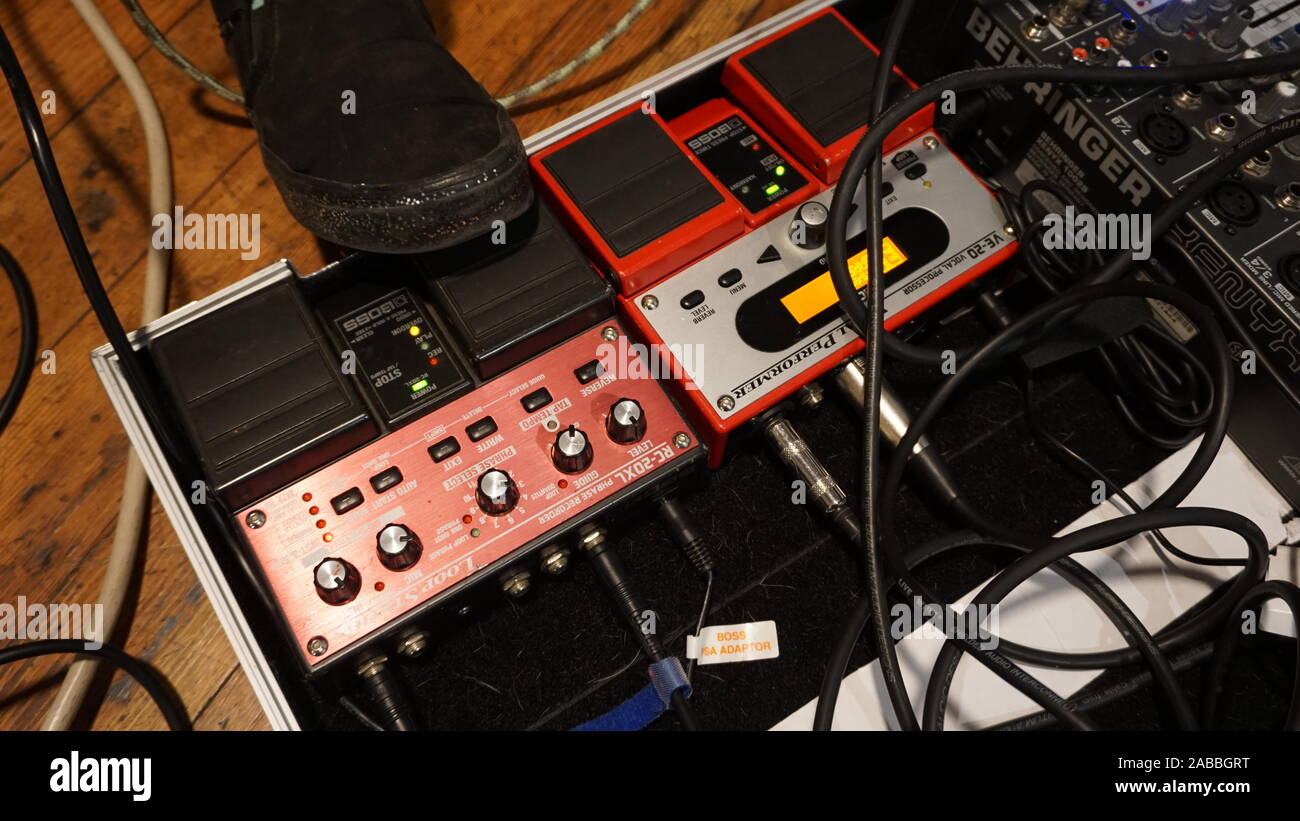 Live looping foot pedal station. Boss RC-20XL phrase recorder, Boss VE-20  vocal processor, Behringer Xenyx 1002B analog audio mixer with XLR cables  Stock Photo - Alamy