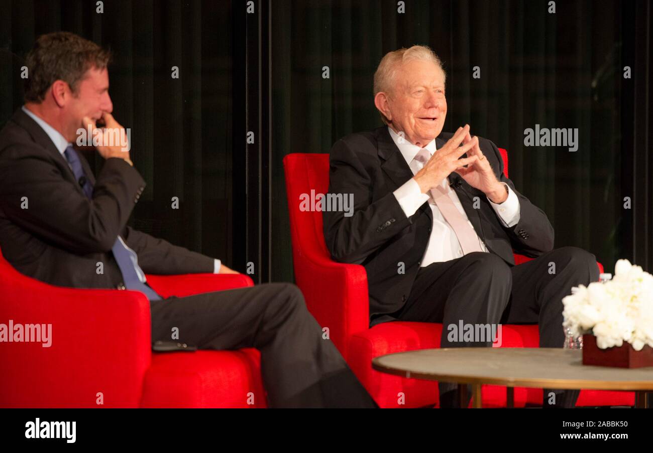 Former Lt Gov Of Texas Ben Barnes Right During A Discussion