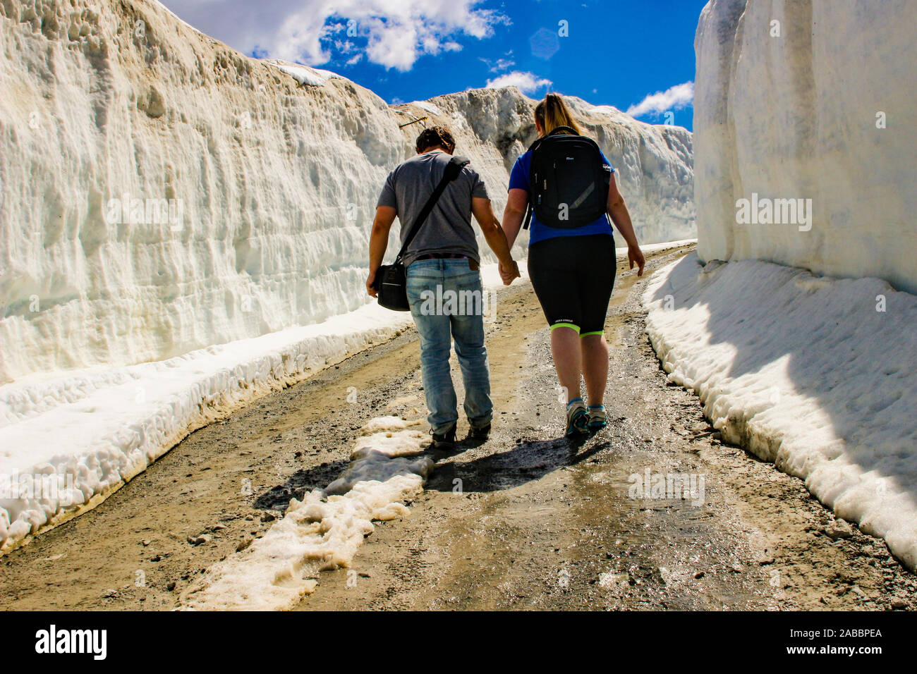 Interracial couple hiking hi-res stock photography and images - Alamy