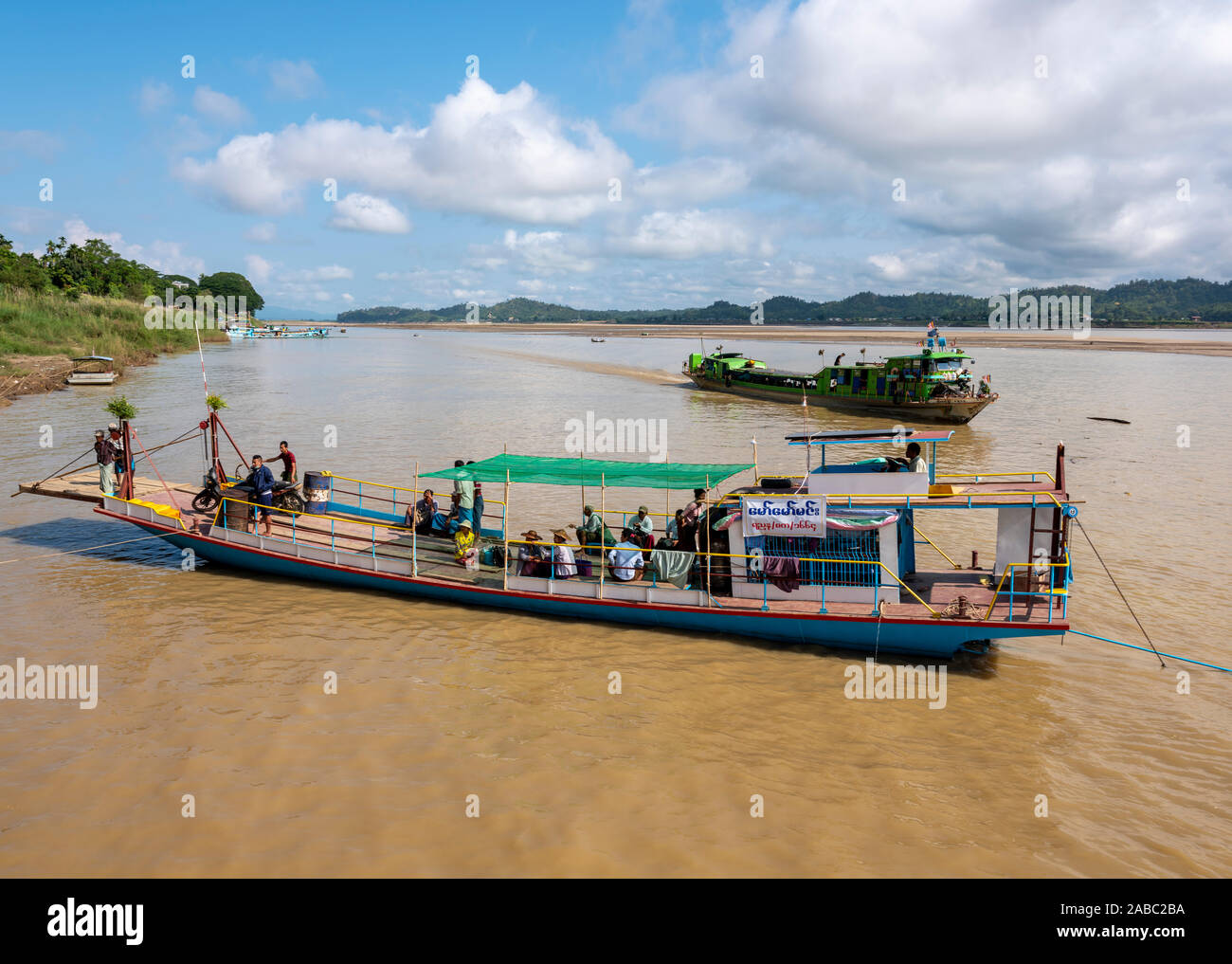Flat bottom river boat hires stock photography and images Alamy
