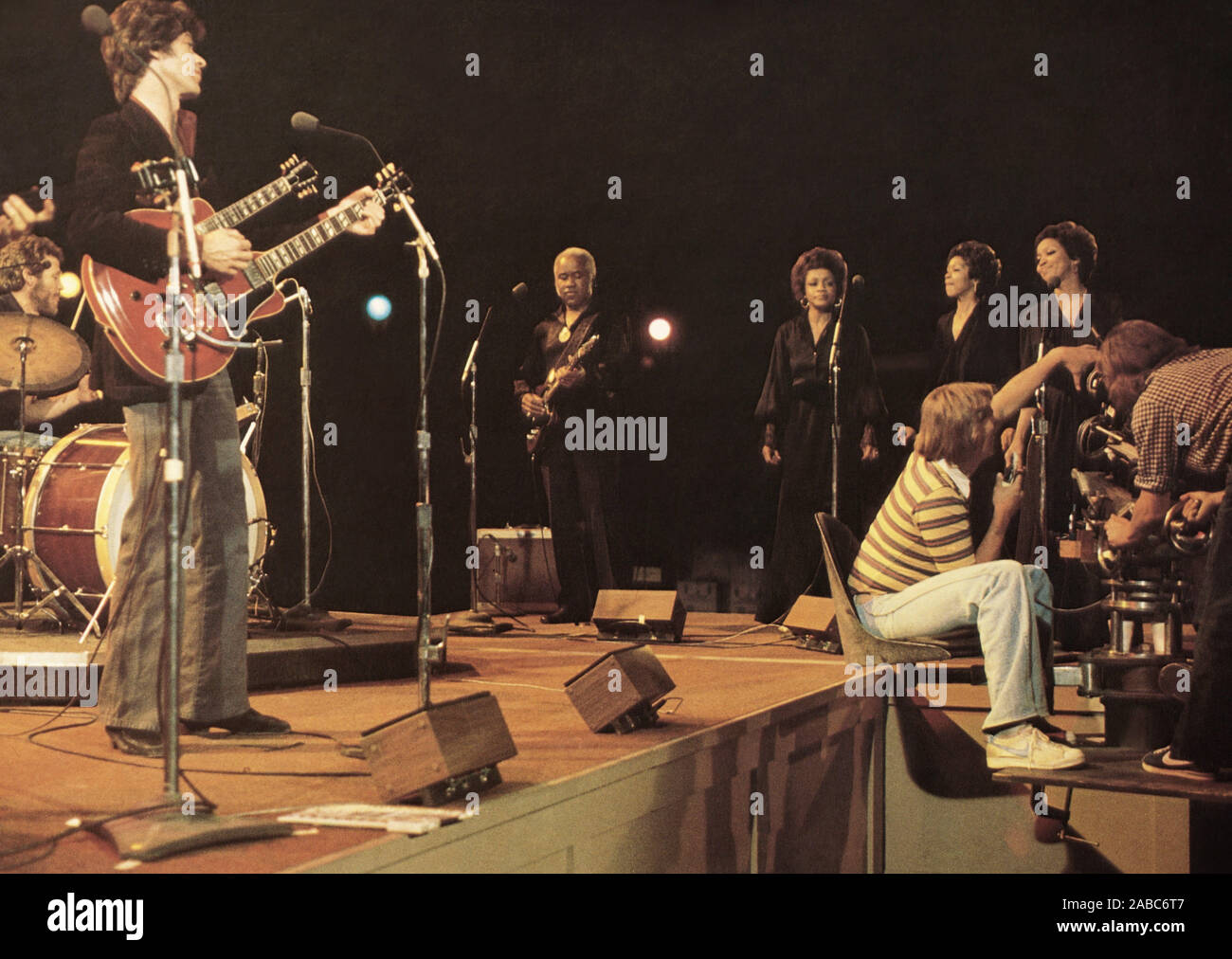 THE LAST WALTZ, Levon Helm (back left), Robbie Robertson, (front left