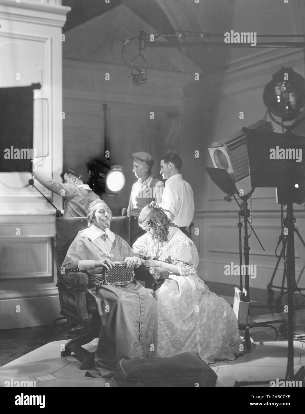 CARDINAL RICHELIEU, front from left: George Arliss, Maureen O'Sullivan ...
