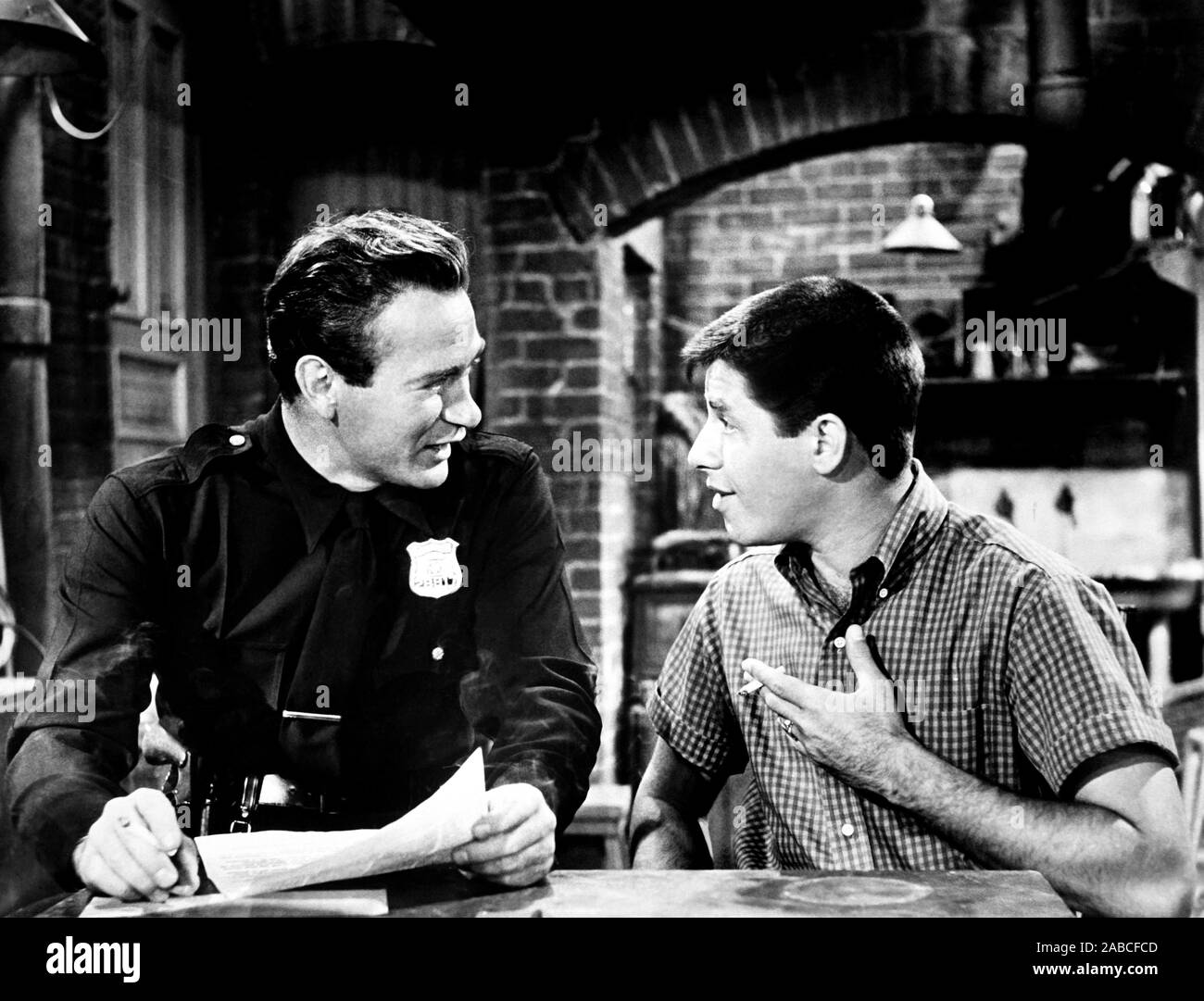 THE DELICATE DELINQUENT, from left, Darren McGavin, Jerry Lewis, 1957