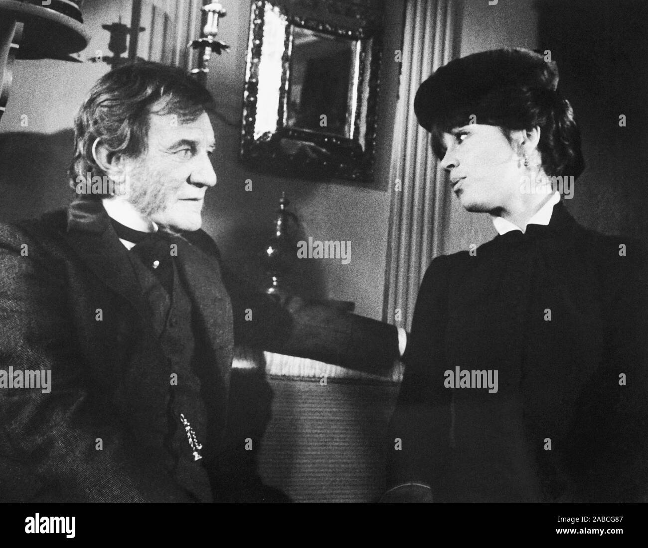 A DOLL'S HOUSE, from left Trevor Howard, Jane Fonda 1973 Stock Photo