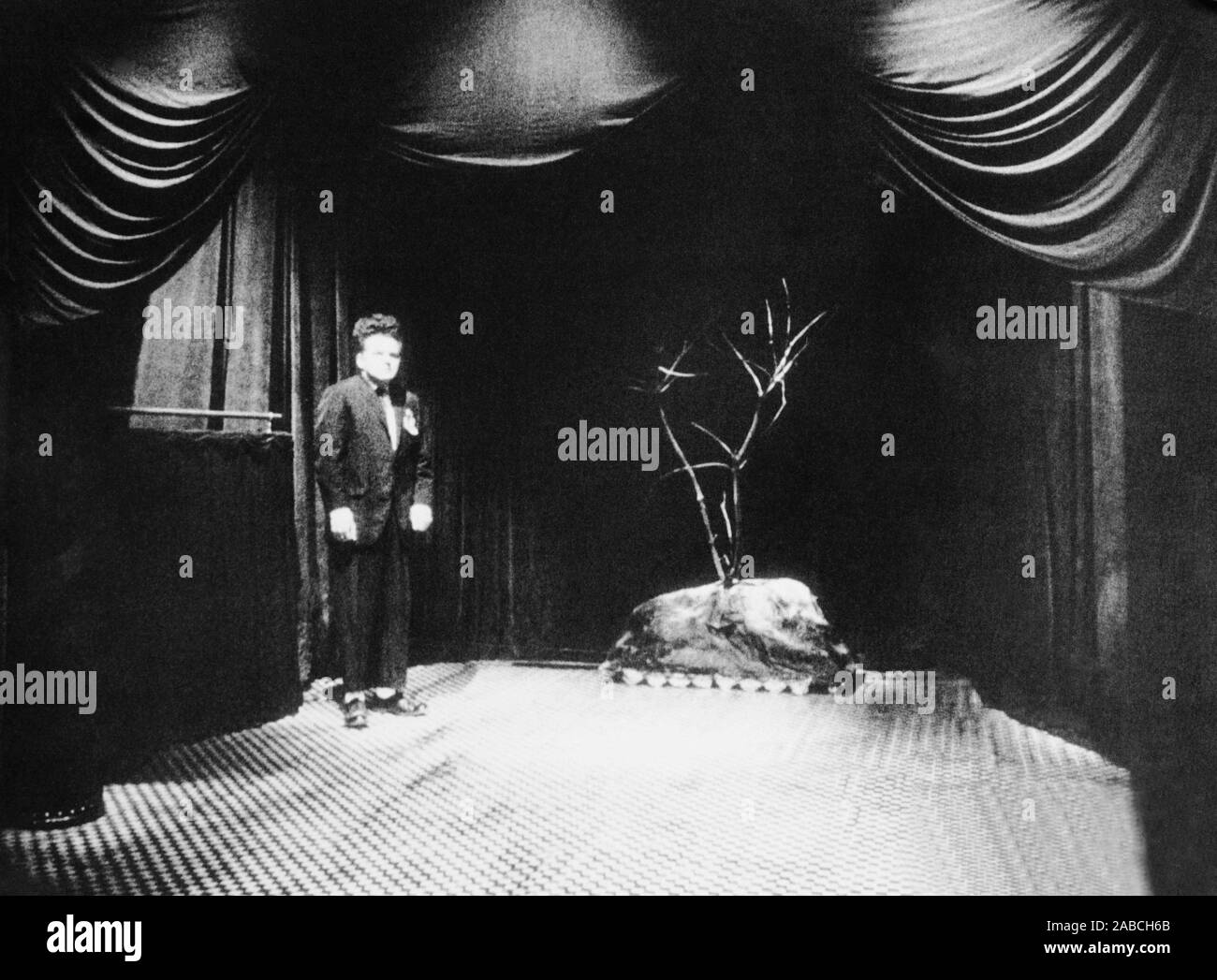 ERASERHEAD, Jack Nance, 1977 Stock Photo Alamy