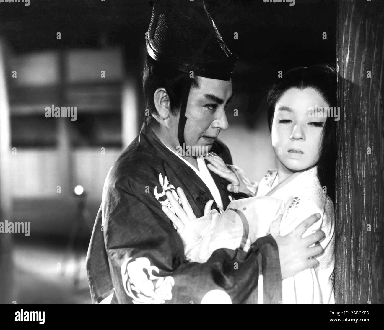 GATE OF HELL, (aka JIGOKUMON), from left, Kazuo Hasegawa, Machiko Kyo