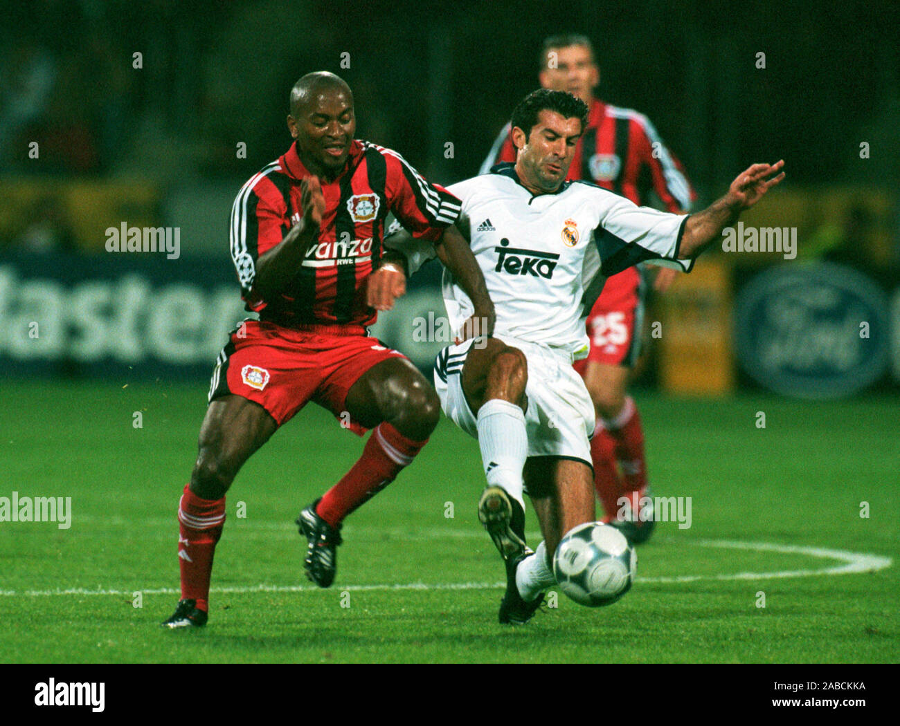 BayArena, Leverkusen Germany, 27.9.2000, Football: UEFA Champions-League  Season 2000/01, Bayer 04 Leverkusen (B04, red) vs Real Madrid (RMA, white)  2:3; Ze Roberto (B04), Luis Figo (RMA Stock Photo - Alamy