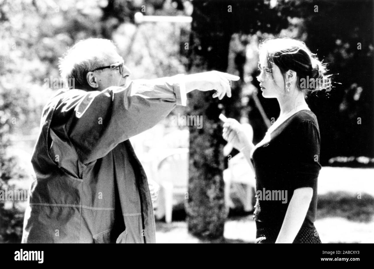 L'ENFER, from left, director Claude Chabrol, Emmanuelle Beart, on-set,  1994. ©MK2 Diffusion/courtesy Everett Collection Stock Photo - Alamy