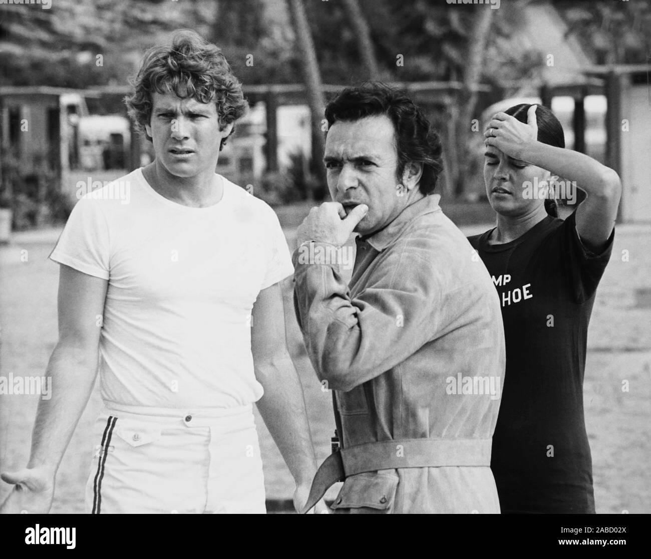 LOVE STORY, from left: Ryan O'Neal, director Arthur Hiller, Ali MacGraw on set, 1970 Stock Photo