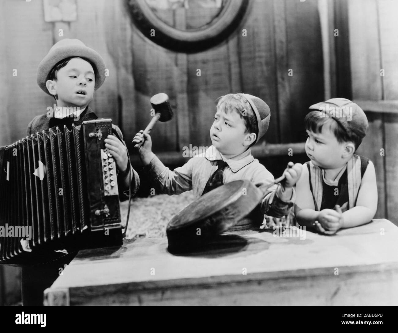 THE PINCH SINGER, from left: Carl 'Alfalfa' Switzer, Spanky McFarland, Eugene 'Porky' Lee, 1936 Stock Photo