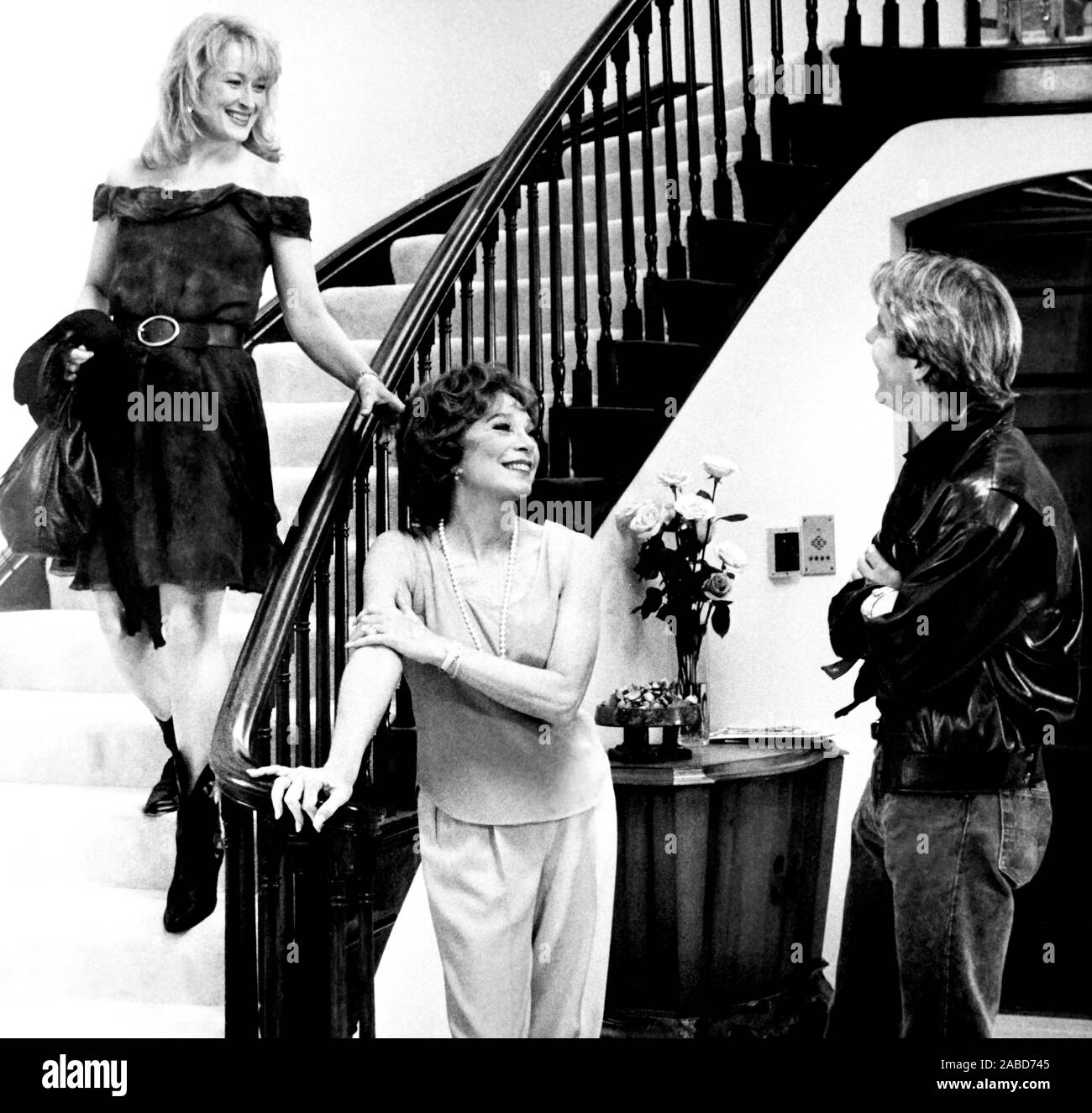 POSTCARDS FROM THE EDGE, from left, Meryl Streep, Shirley MacLaine