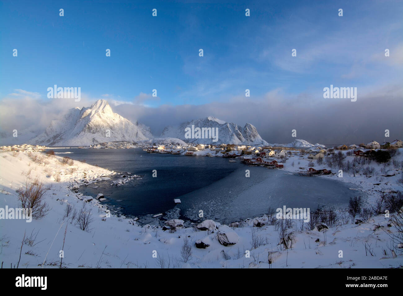 Morgens auf den Lofoten an der Stadt Reine in Norwegen. Stock Photo