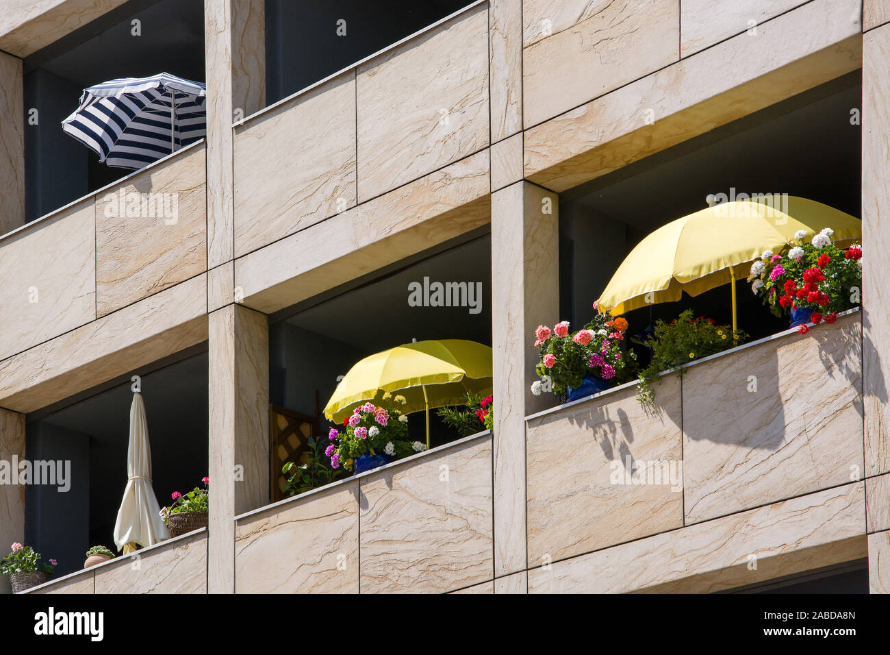 Urlaub auf Balkonien, Balkon mit Sonnenschirm Stock Photo
