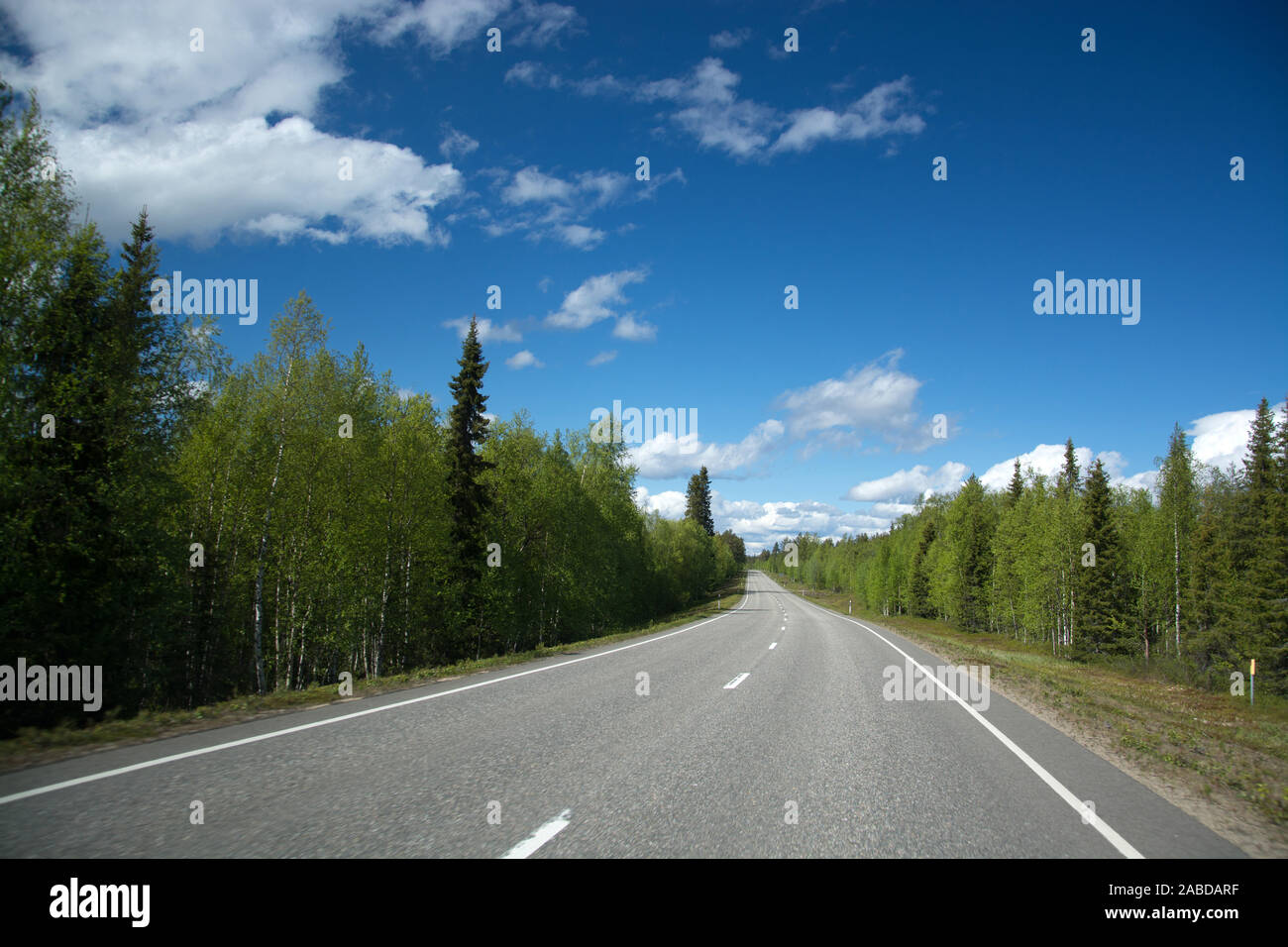 Aufnahme einer Strasse in Finnland, Skandinavien an einem Sommertag. Stock Photo