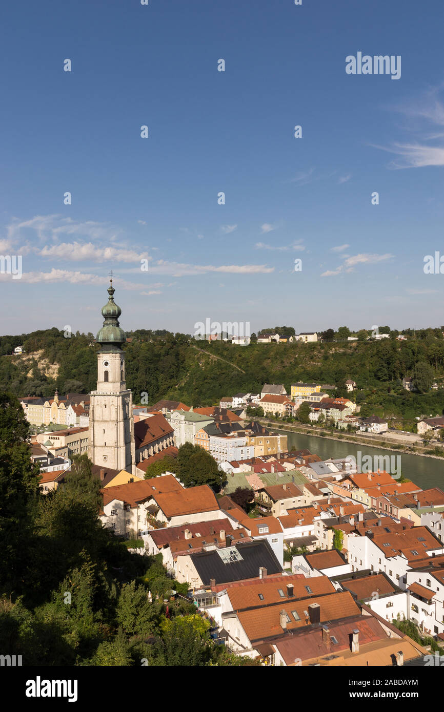 Die alte Herzogsstadt Burghausen liegt im oberbayerischen Landkreis Altötting und an der Salzach, die hier die Grenze zu Österreich bildet. Stock Photo