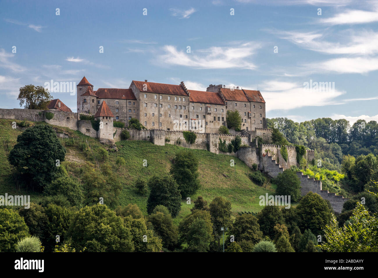 Die alte Herzogsstadt Burghausen liegt im oberbayerischen Landkreis Altötting und an der Salzach, die hier die Grenze zu Österreich bildet. Stock Photo