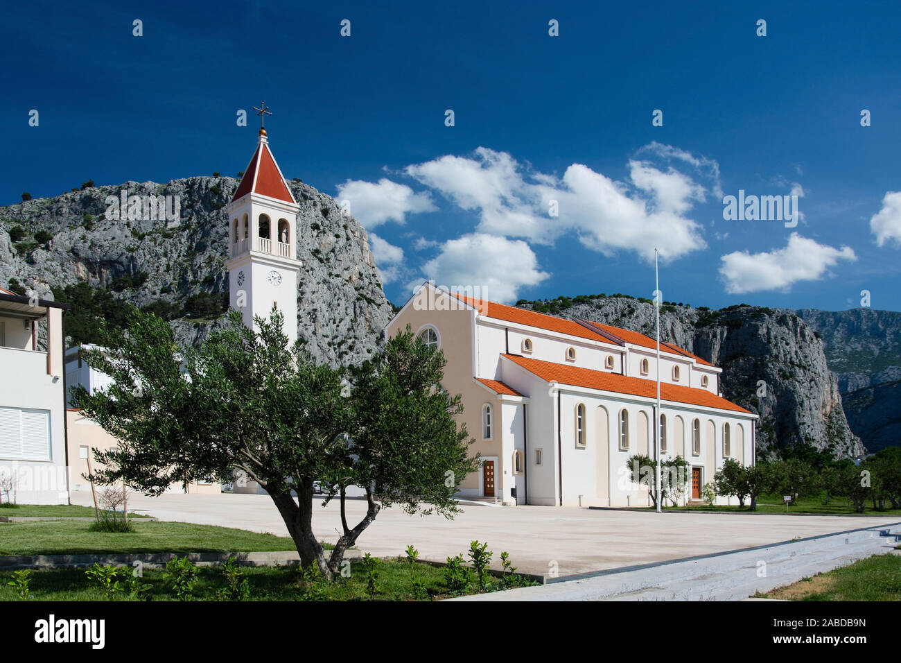 Die Stadt Omis liegt im Süden Kroatiens an der Mündung der Cetina ins adriatische Meer und gehört zu Dalmatien. Stock Photo