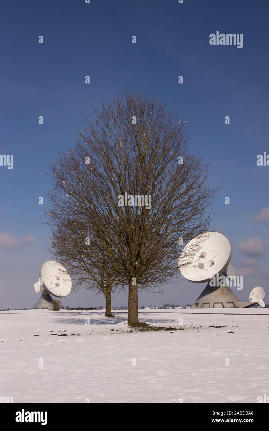 Die Erdfunkstelle Raisting ist eine Erdfunkstelle für die Kommunikation mit Nachrichtensatelliten. Stock Photo