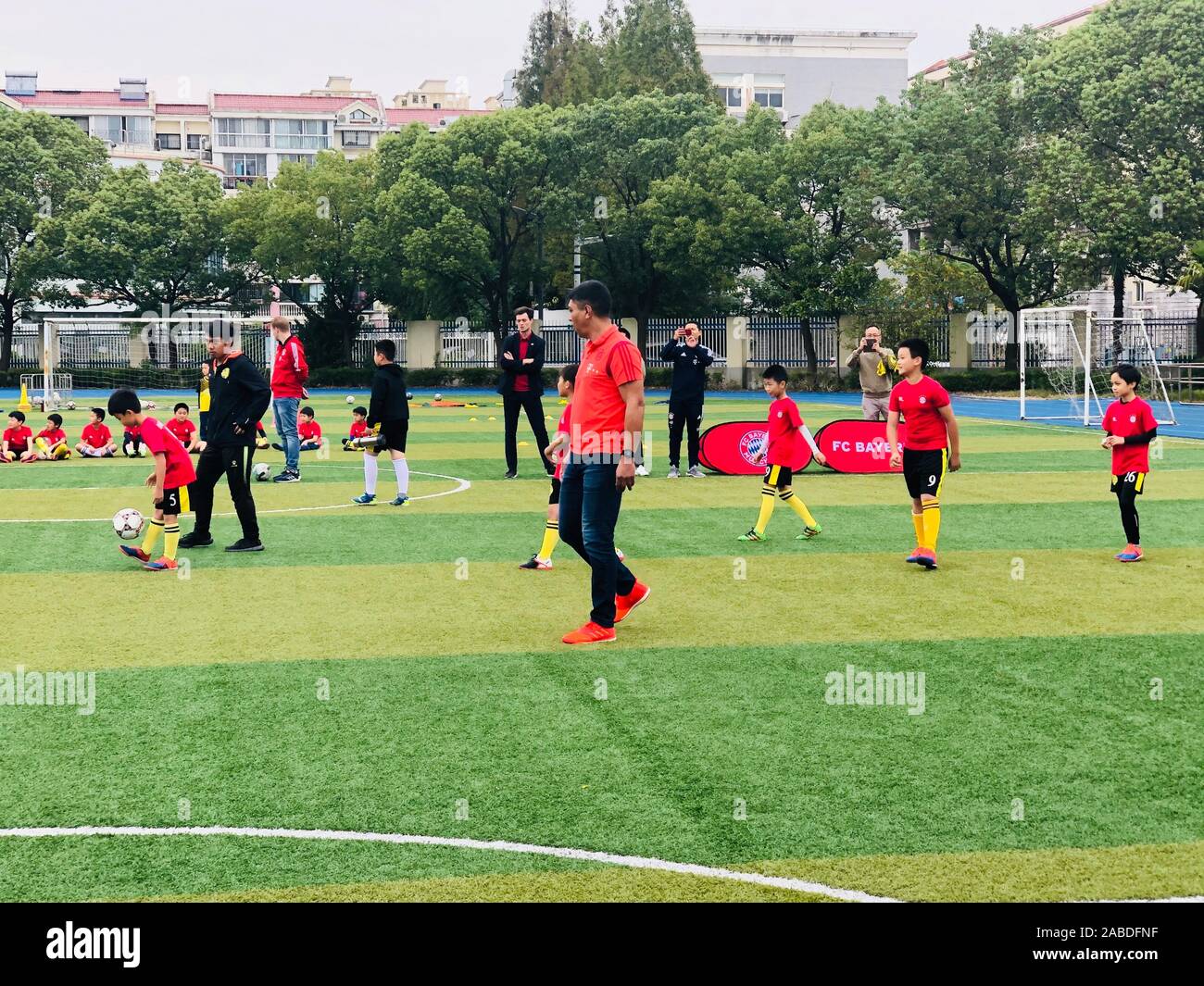 Retired Brazilian Footballer Giovane Elber Who Played As A Striker For Bayern Munich Middle Interacts With Students At Primary School Affiliated To Stock Photo Alamy
