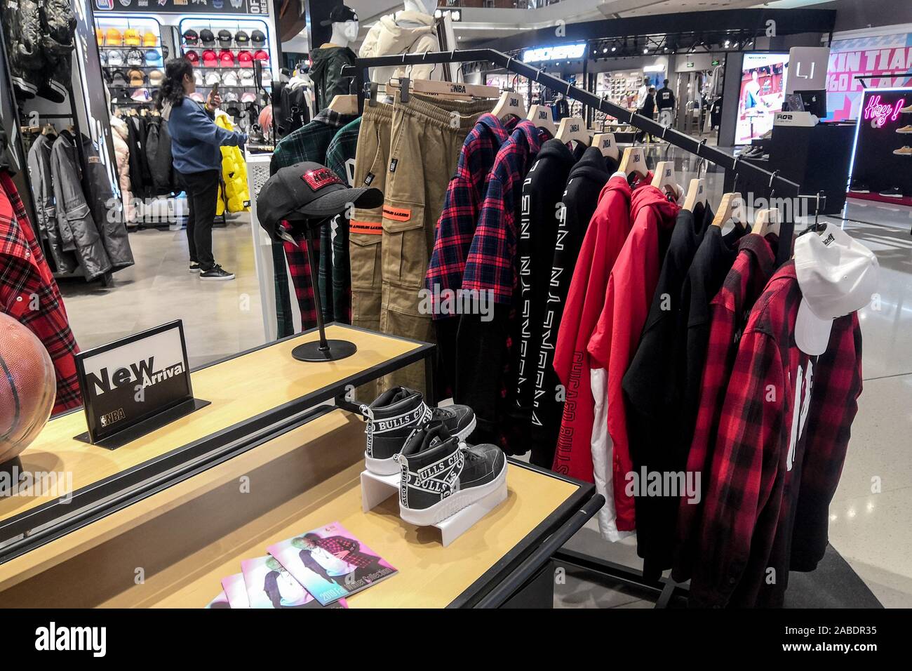 Customer Appears Nba Store Whose Employee Says Has Problem Changing – Stock  Editorial Photo © ChinaImages #314797564