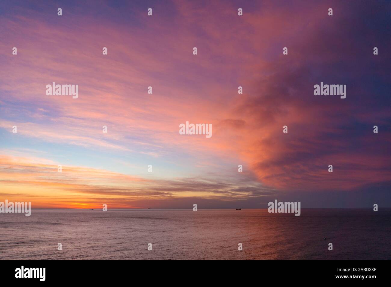 Pink cloud sunset over ocean hi-res stock photography and images - Alamy