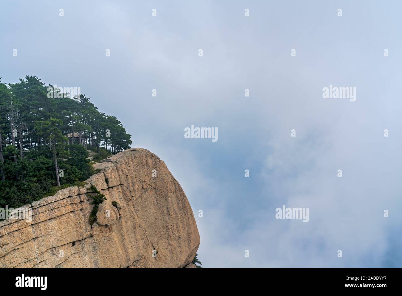 View of the stunning mountain edge cliff from the South Peak on Hua shan mountain, Xian, Shaanxi Province, China Stock Photo