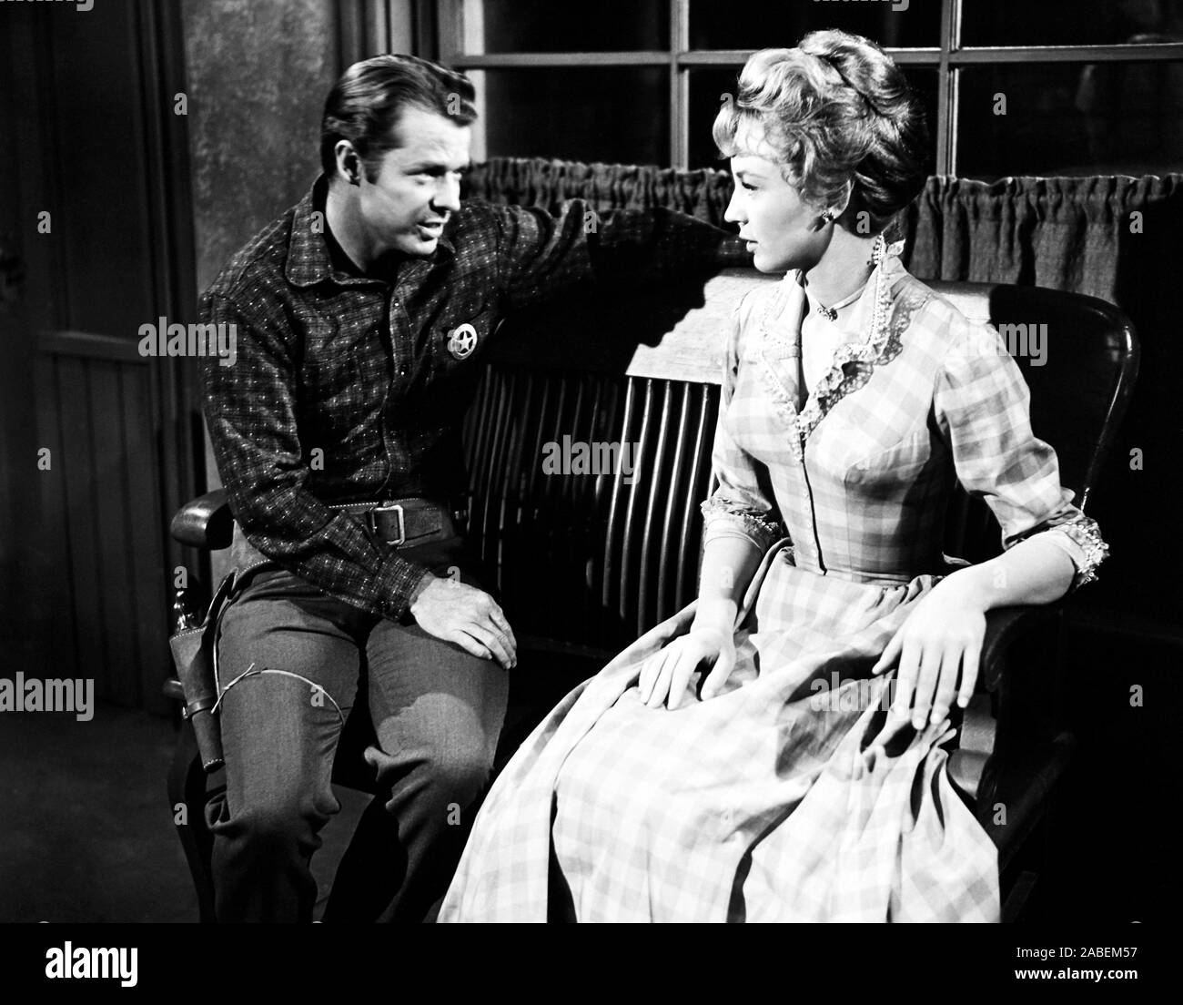 SEVEN WAYS FROM SUNDOWN, from left, Audie Murphy, Venetia Stevenson ...