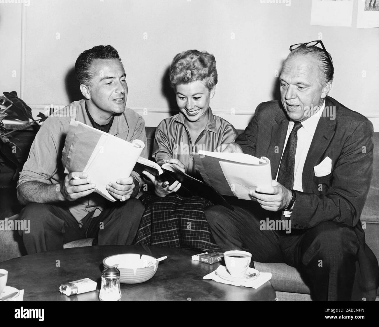 SOUTH PACIFIC, from left: Rossano Brazzi, Mitzi Gaynor, director Joshua Logan rehearsing in Gaynor's apartment, 1958 Stock Photo