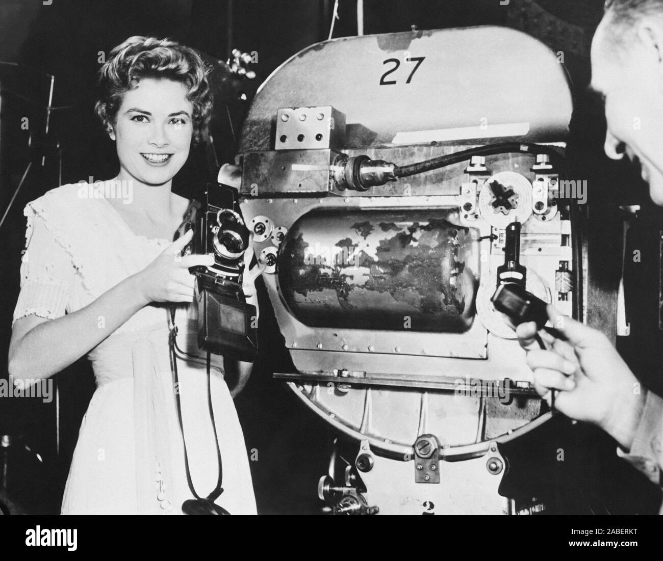 THE SWAN, Grace Kelly with her own camera on set, 1956 Stock Photo Alamy