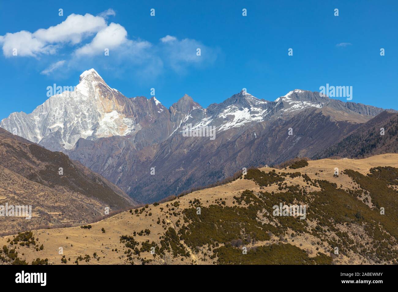Stunning view of the Siguniang (Four Sisters) Mountain, located in  bordering area of Rilong Town, Xiaojin County and Wenchuan County in Ngawa  Tibetan Stock Photo - Alamy