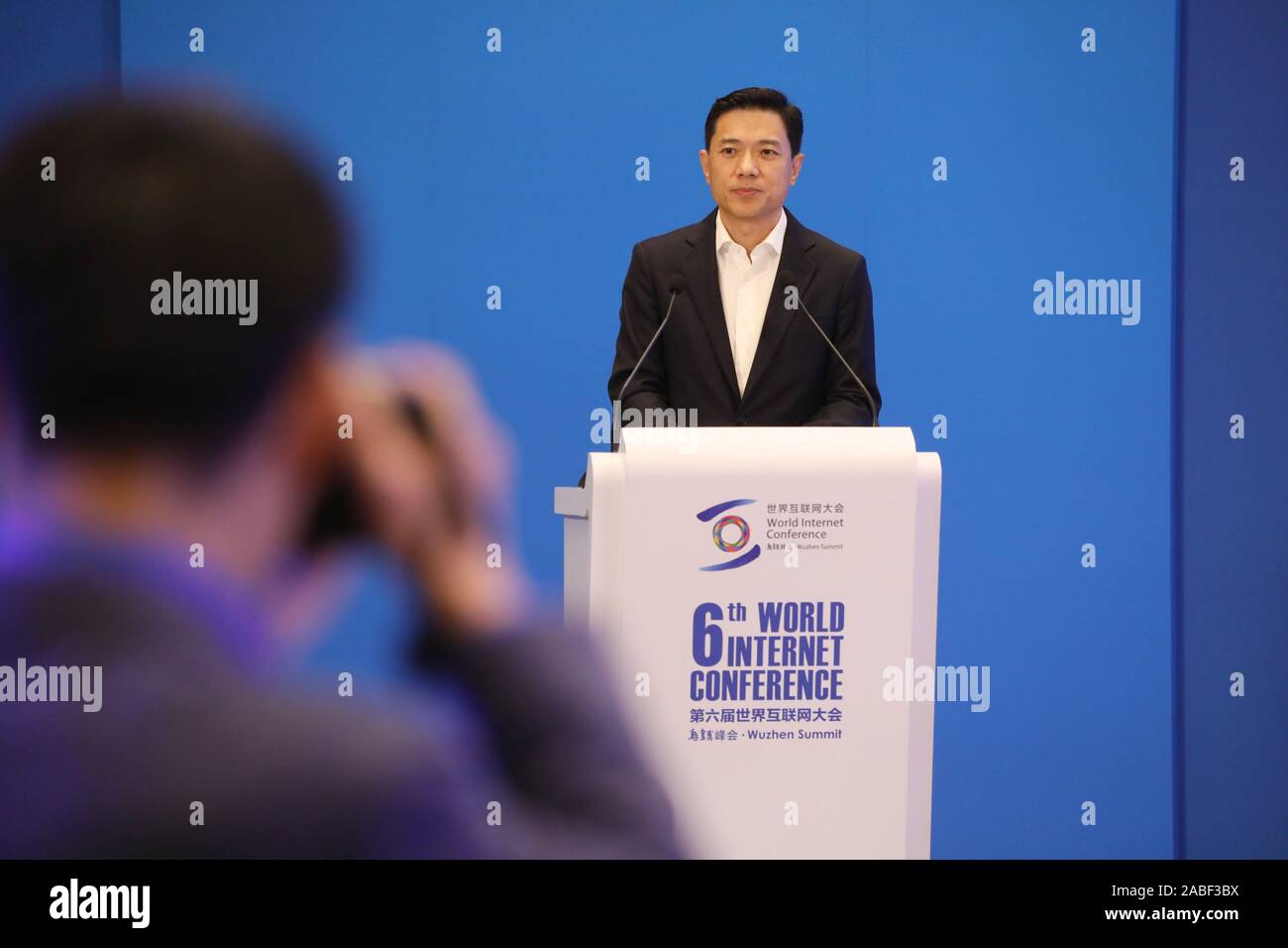 Marxistisch bestuurder Vol Chinese computer scientist and internet entrepreneur Robin Li Yanhong, the  co-founder of the search engine Baidu, delivers a speech at the 6th World I  Stock Photo - Alamy