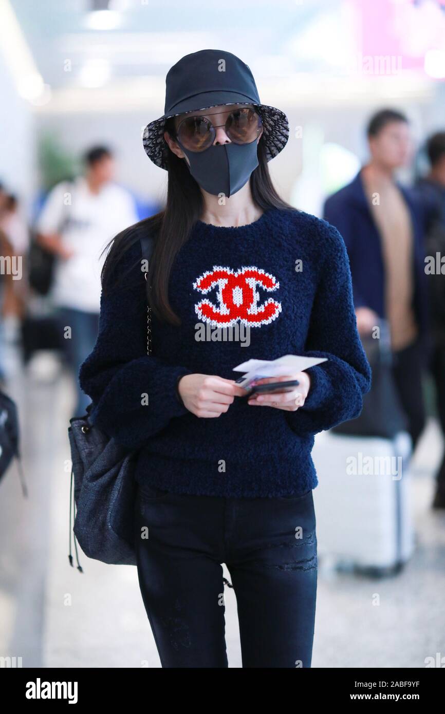 Chinese actress Song Yi shows up at the Shanghai Hongqiao Airport before  departure in Shanghai, China, 24 October 2019. Sweater: Chanel Bag: Chanel  Ha Stock Photo - Alamy