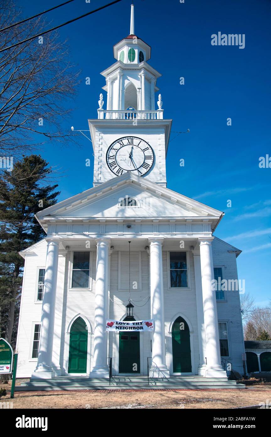 The front entrance of the south congregational church in the town of Kennebunkport Maine on a sunny blue sky early winter day. Stock Photo