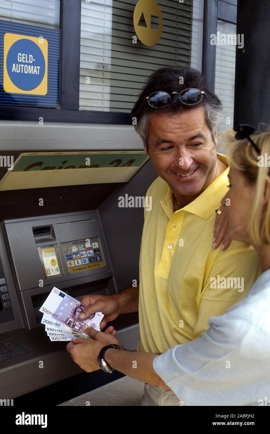 Spanien, Ibiza, Paar am Geldautomaten Stock Photo
