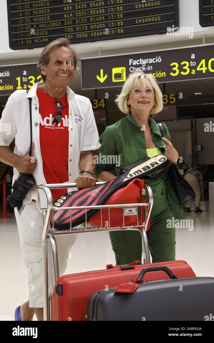 Senioren in Ankunftshalle des Flughafens von Ibiza Stock Photo