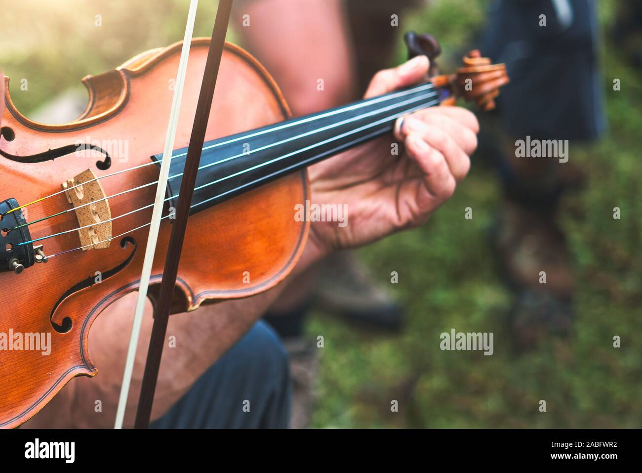 Violin played outdoors in a popular country party Stock Photo Alamy