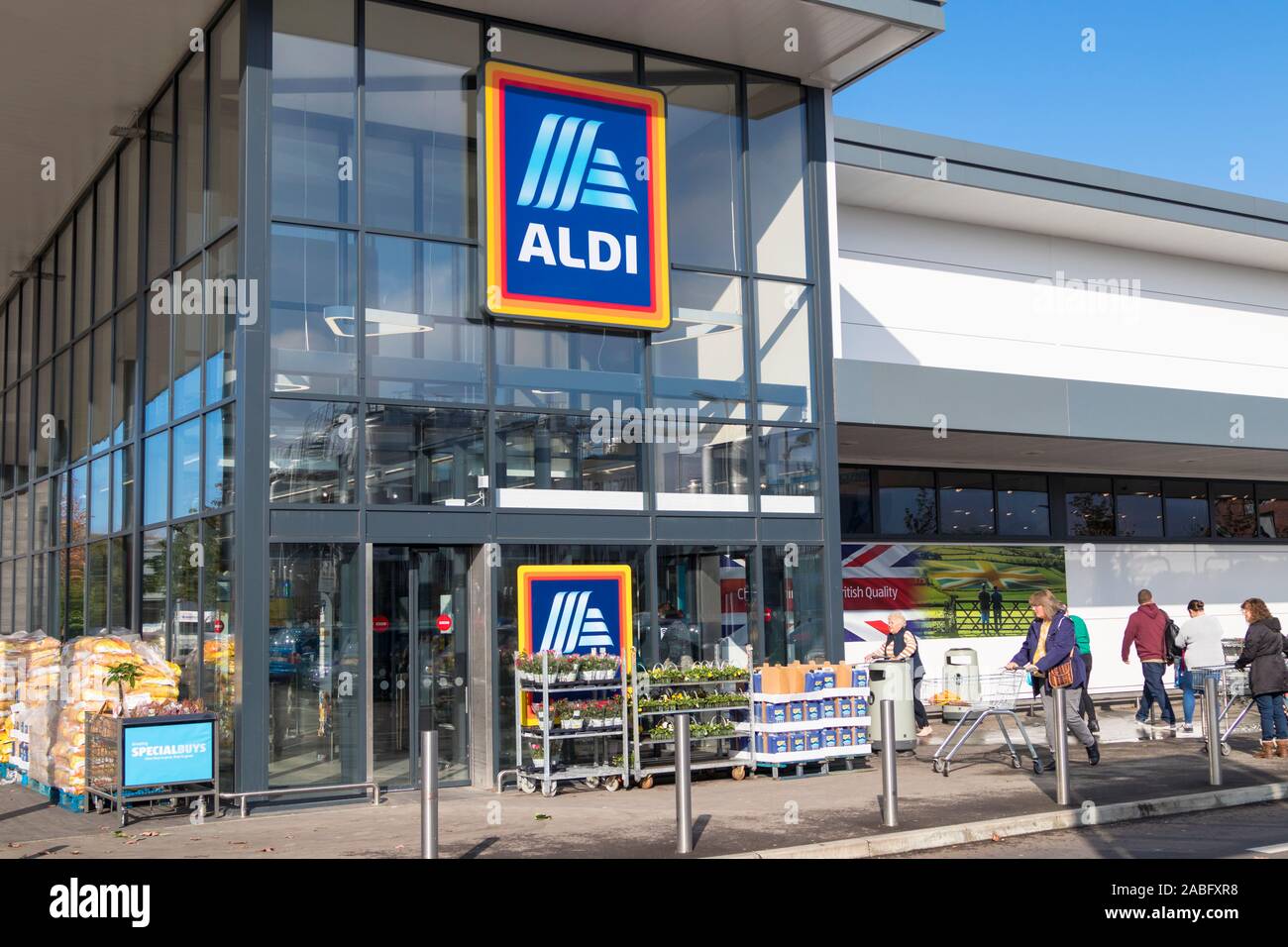 Entering Store High Resolution Stock Photography And Images Alamy