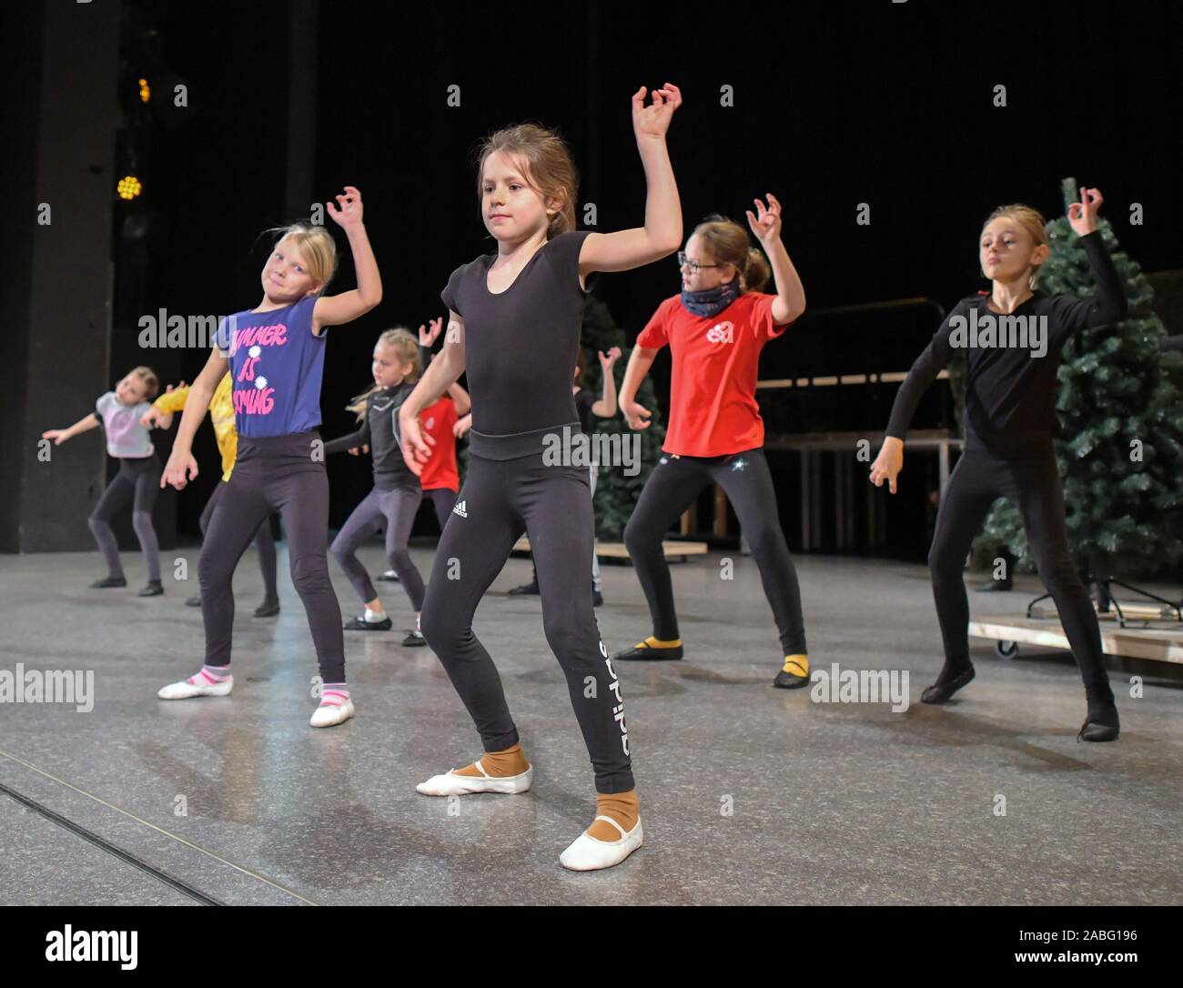 16 November 19 Brandenburg Eisenhuttenstadt Lay Actors Dance During A Rehearsal For The Play Snowy On Stage In The Friedrich Wolf Theater A Clumsy But Lovable Snowman Is The Star Of The Children In