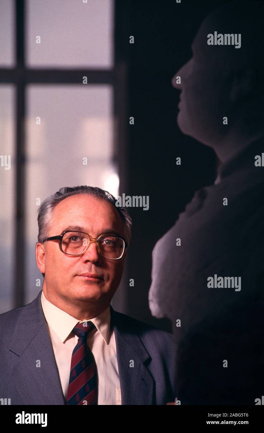 Viktor Antonovich Sadovnichy, Vikor Sadovnichy, rector of Moscow State University (MSU) in his office at MSU with a bust of MSU founder Lomonosov, Moscow, RU, in 1993. Stock Photo