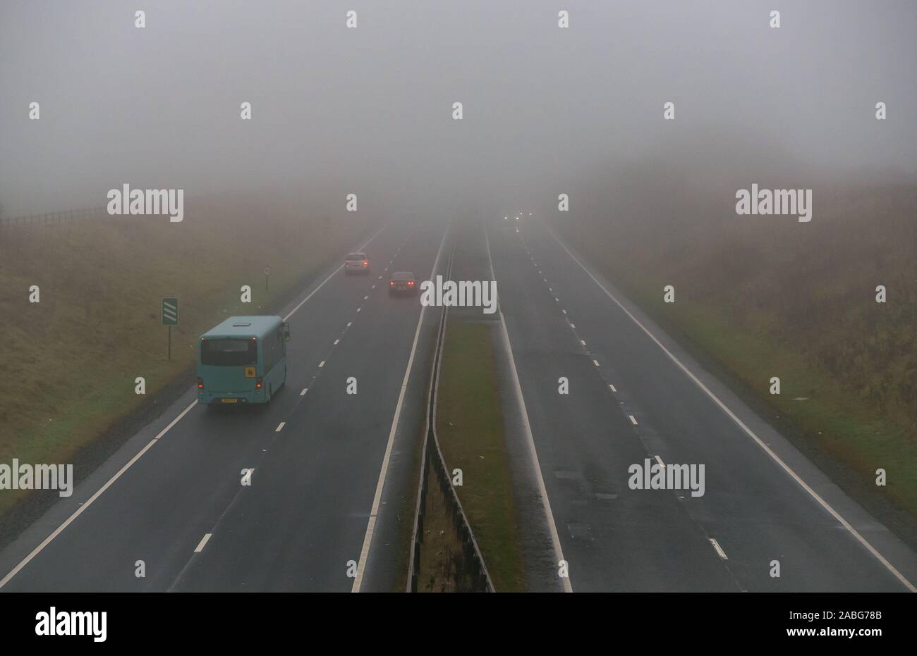 East Lothian, UK. 27th November 2019. UK Weather: miserable weather with heavy fog resulting in difficult driving conditions with visibility down to only a few hundred feet on the A1 dual carriageway Stock Photo