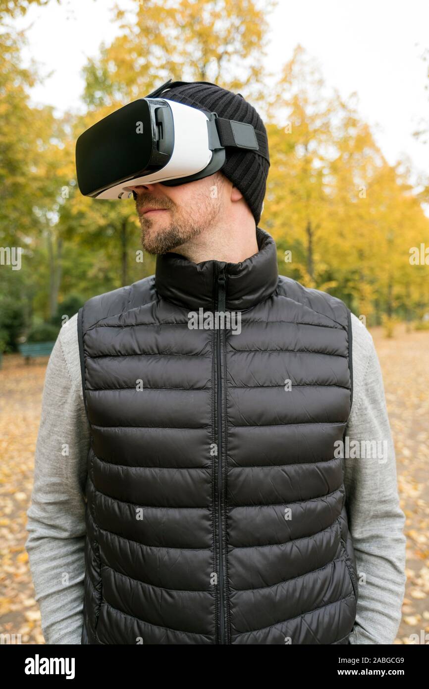 Man wearing VR virtual reality headset Stock Photo
